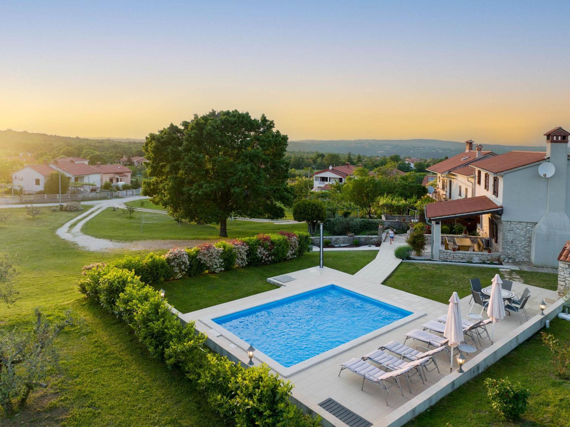Casa Ivanovac With Pool And Large Front Yard Raša エクステリア 写真